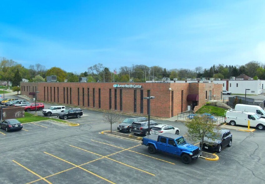 6901 W Edgerton Ave, Greenfield, WI à vendre - Photo de l’immeuble – Image 2 sur 10