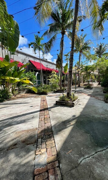 5582 NE 4th Ct, Miami, FL à vendre - Photo de l’immeuble – Image 3 sur 8
