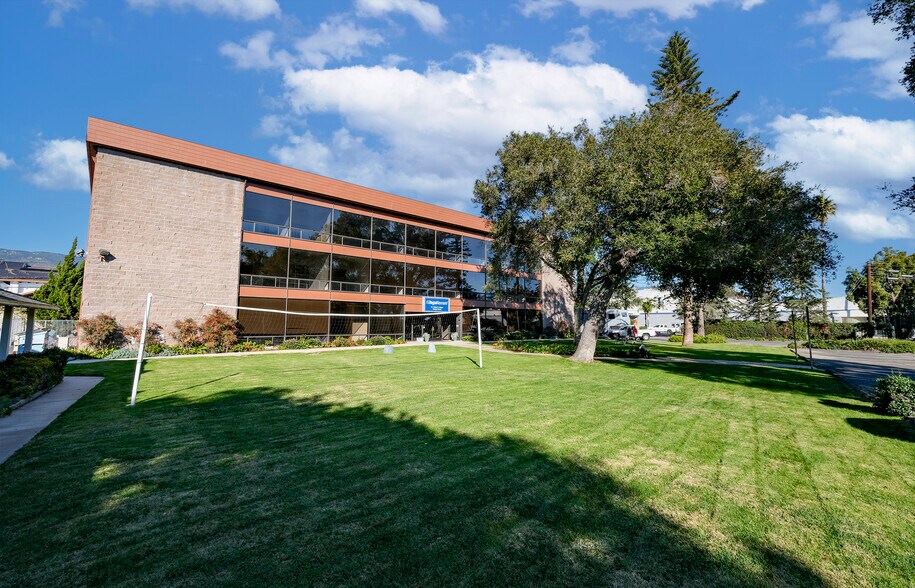 33 S La Patera Ln, Goleta, CA à louer - Photo de l’immeuble – Image 2 sur 6