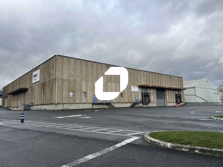 Local d’activités dans Poincy à louer - Photo de l’immeuble – Image 1 sur 14
