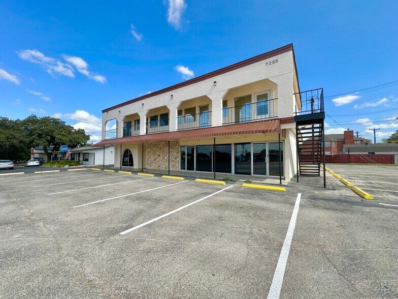 7205 Bandera Rd, San Antonio, TX à louer - Photo de l’immeuble – Image 3 sur 27