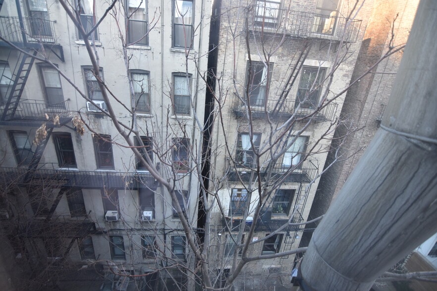 351 W 47th St, New York, NY à vendre - Photo de l’immeuble – Image 3 sur 16