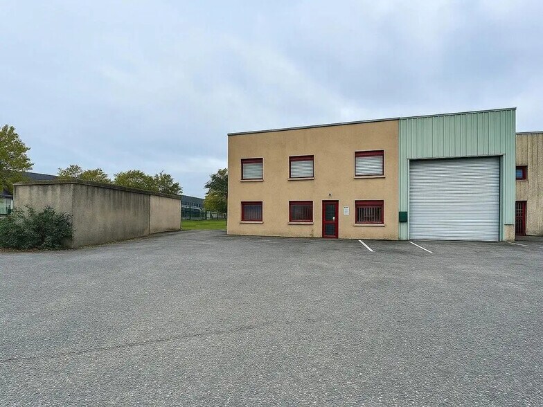 Local d’activités dans Vénissieux à louer - Photo de l’immeuble – Image 1 sur 11