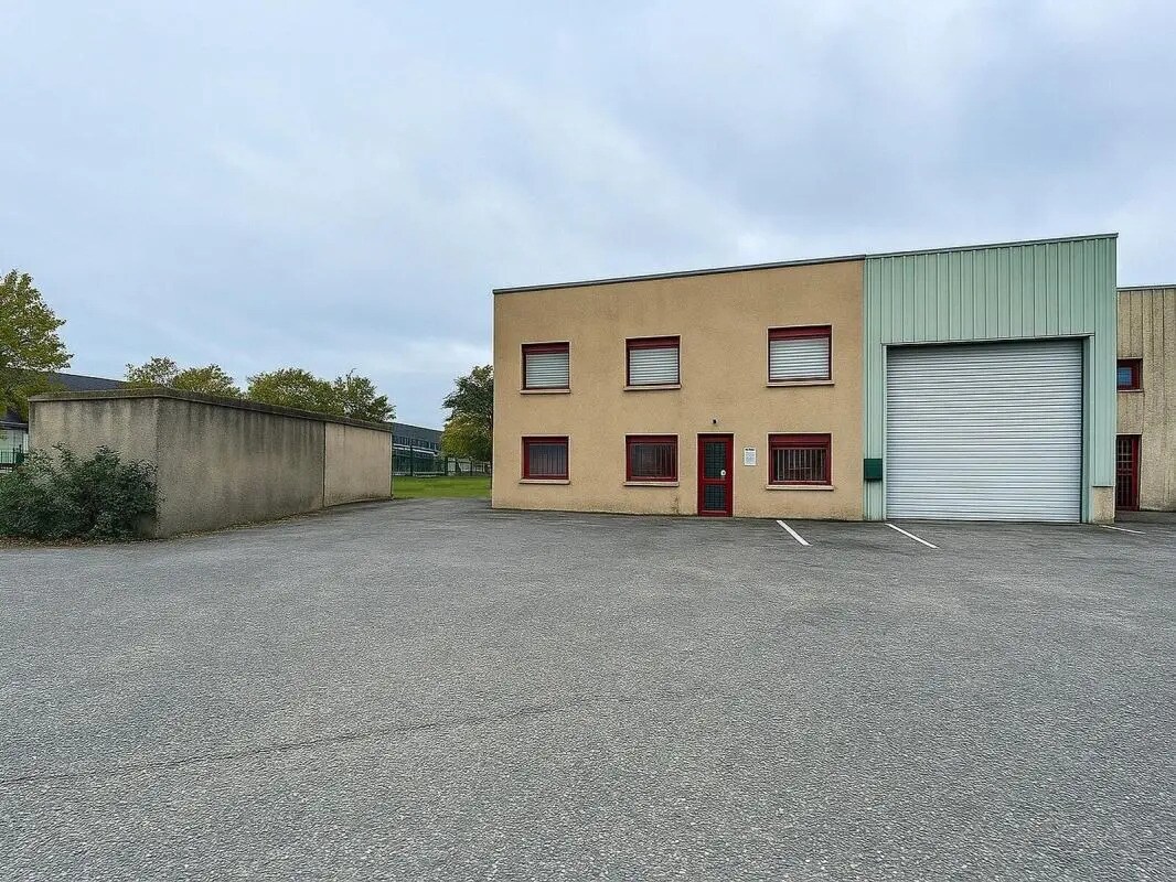 Local d’activités dans Vénissieux à louer Photo de l’immeuble– Image 1 sur 12