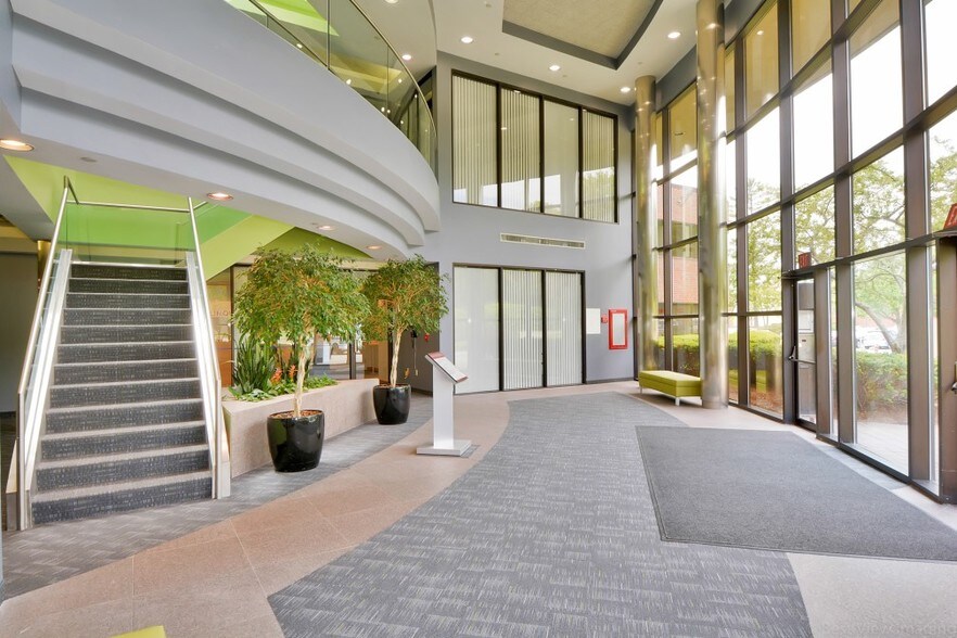 1 Cabot Rd, Hudson, MA à louer - Hall d’entrée – Image 3 sur 4