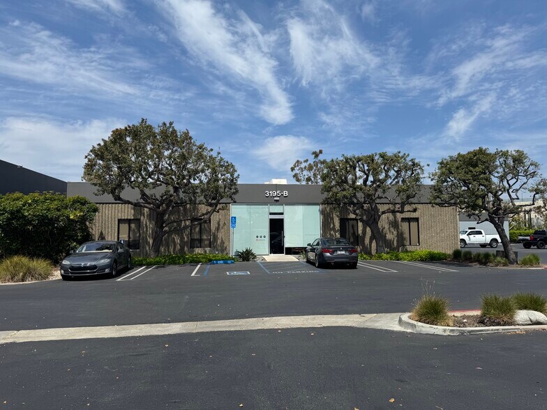 3195 Airport Loop Dr, Costa Mesa, CA à louer - Photo de l’immeuble – Image 1 sur 14