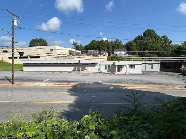 532 Harper Ave NW, Lenoir, NC à louer - Photo de l’immeuble – Image 2 sur 24
