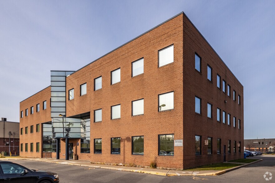 181 Boul Hymus, Pointe-claire, QC à louer - Photo principale – Image 1 sur 4