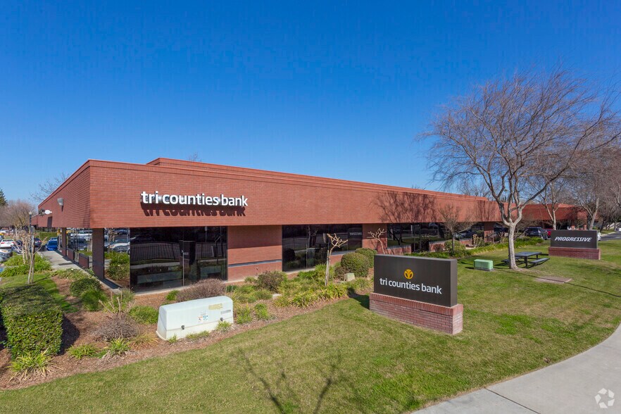 7010 N Marks Ave, Fresno, CA à louer - Photo de l’immeuble – Image 3 sur 11
