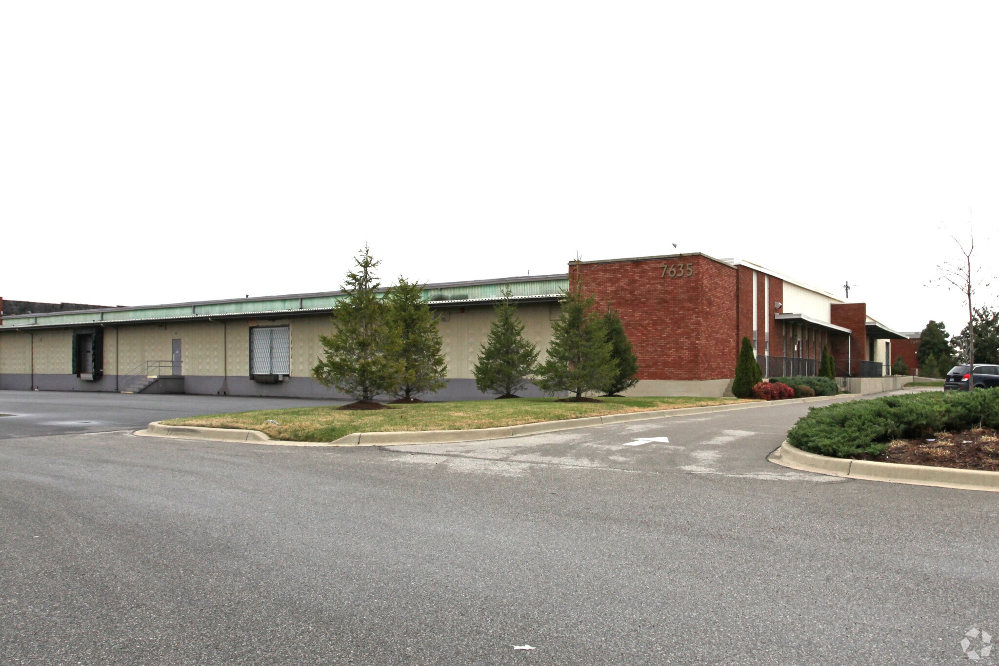 7635 National Tpke, Louisville, KY à louer Photo principale– Image 1 sur 6