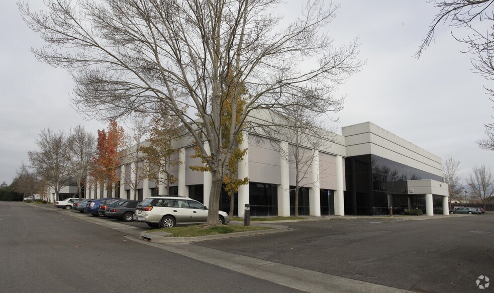 775 Southpoint Blvd, Petaluma, CA à louer - Photo de l’immeuble – Image 3 sur 6