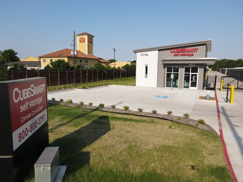 11716 Veterans Memorial Dr, Houston, TX à vendre - Photo de l’immeuble – Image 2 sur 7