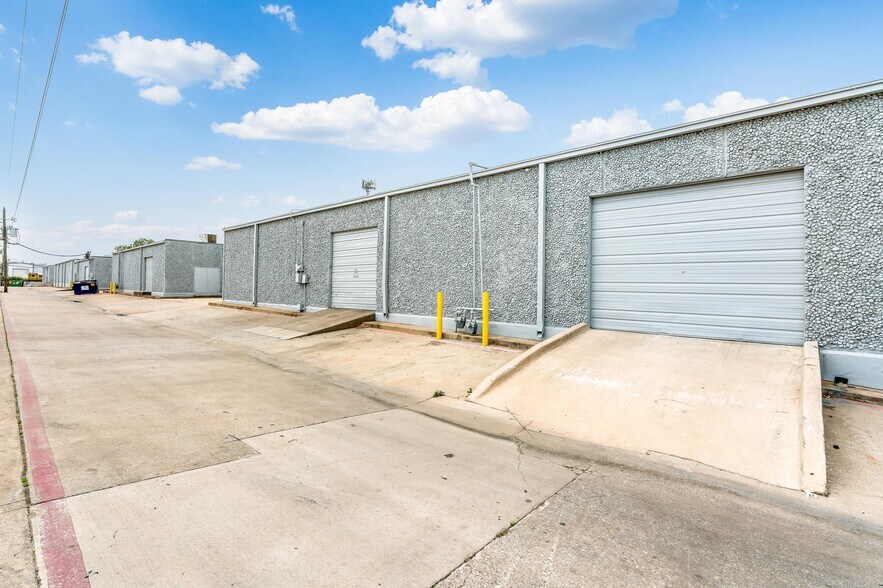 2474 Manana Dr, Dallas, TX à louer - Photo de l’immeuble – Image 2 sur 9