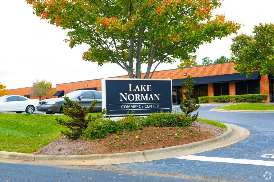 20464 Chartwell Center Dr, Cornelius, NC à louer - Photo de l’immeuble – Image 3 sur 5