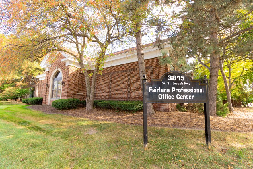 3815 W Saint Joseph St, Lansing, MI à louer - Photo de l’immeuble – Image 2 sur 8