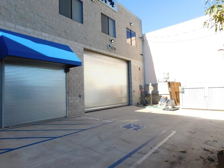 2139 S Los Angeles St, Los Angeles, CA à louer - Photo de l’immeuble – Image 2 sur 11