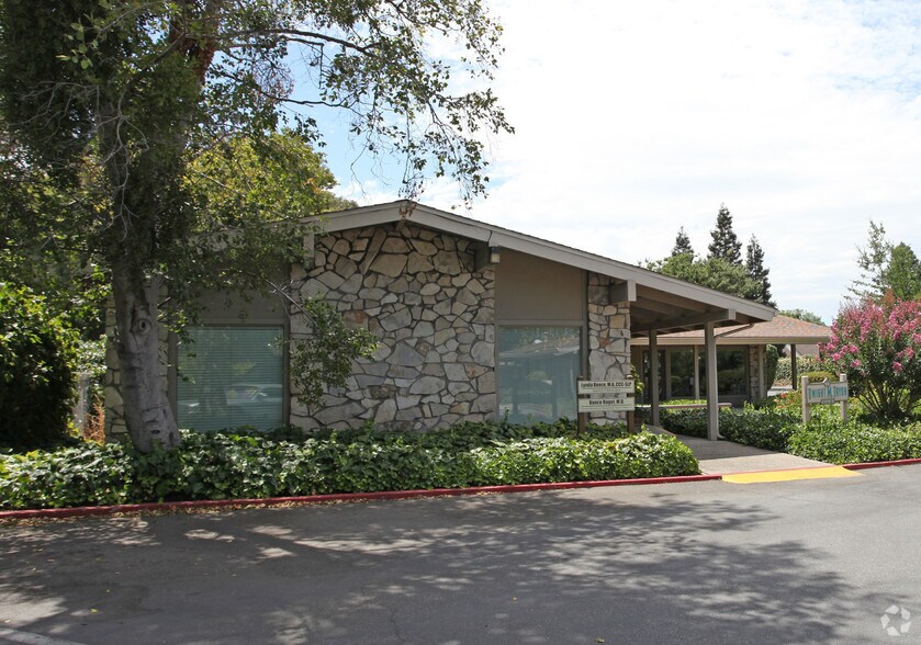 803 Coffee Rd, Modesto, CA à louer - Photo principale – Image 1 sur 6