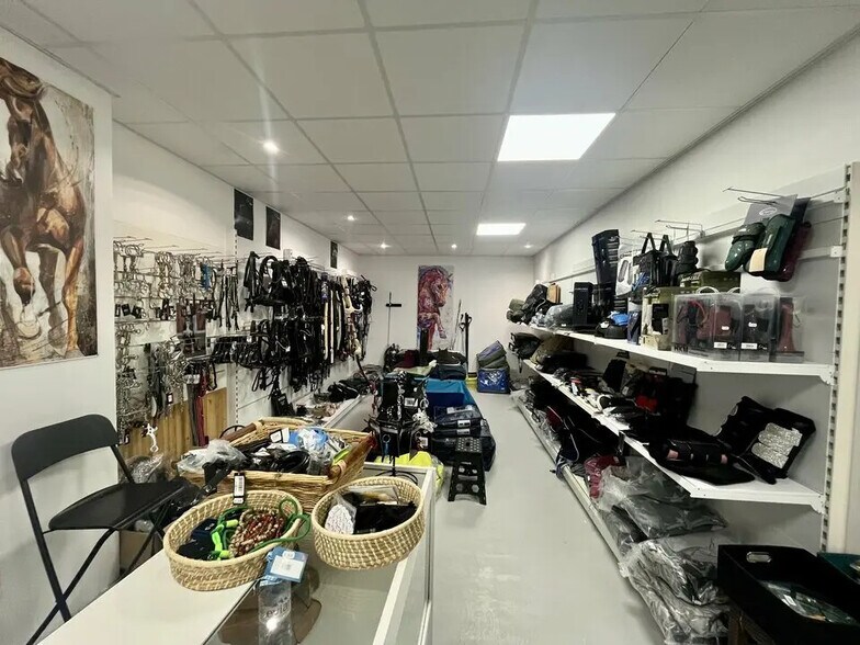 Local commercial dans Velleron à louer - Photo de l’immeuble – Image 2 sur 4