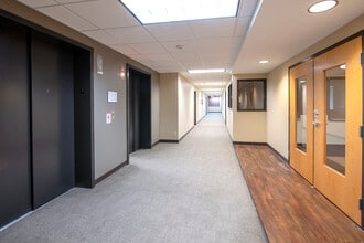 4269 Pearl Rd, Cleveland, OH à louer Photo intérieure– Image 1 sur 12