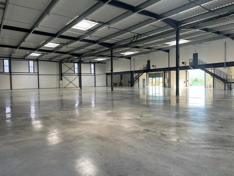 Local d’activités dans Villebon-sur-Yvette à louer - Photo de l’immeuble – Image 3 sur 8