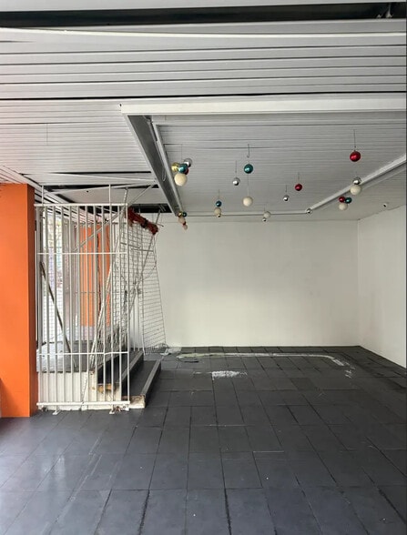 Local commercial dans Paris à louer - Photo de l’immeuble – Image 3 sur 4