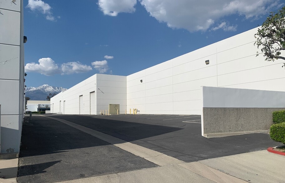 2021 E Locust Ct, Ontario, CA à louer - Photo de l’immeuble – Image 3 sur 4