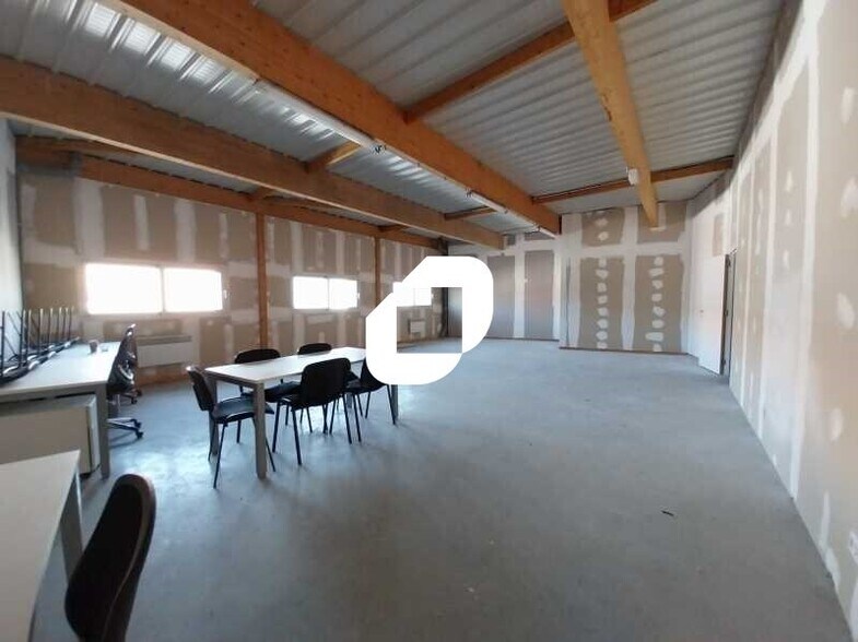Bureau dans Gazeran à vendre - Photo de l’immeuble – Image 3 sur 10