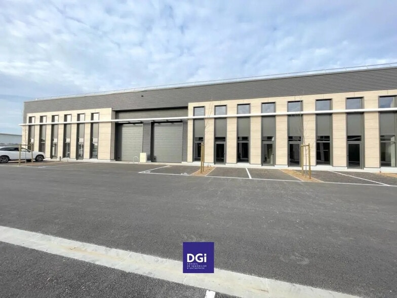 Local d’activités dans Gallargues-le-Montueux à louer - Photo de l’immeuble – Image 3 sur 4