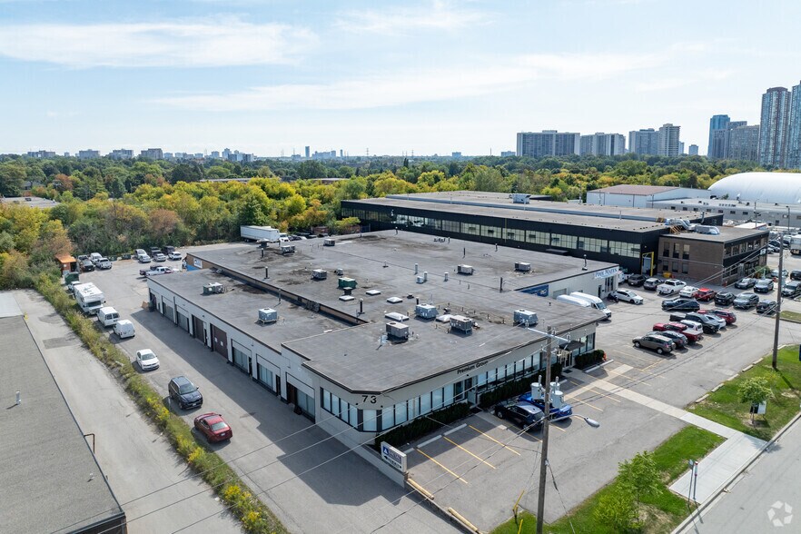 73 Railside Rd, Toronto, ON à louer - Photo de l’immeuble – Image 3 sur 4