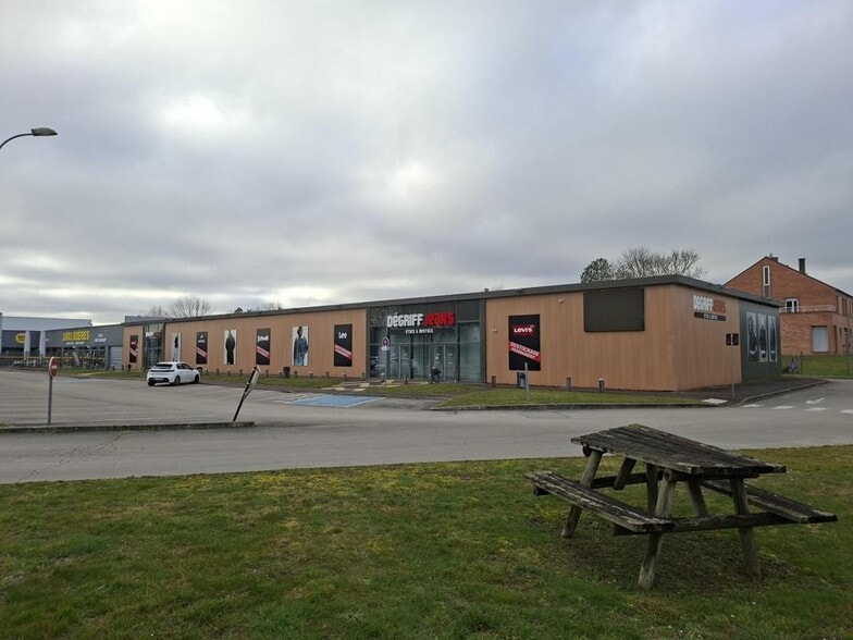 Local commercial dans Pont-Sainte-Marie à louer - Photo de l’immeuble – Image 1 sur 4