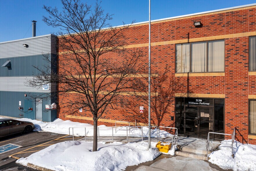 2130 Williams Pky, Brampton, ON à louer - Photo de l’immeuble – Image 3 sur 4