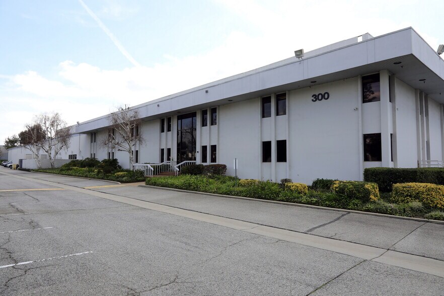 300 E Arrow Hwy, San Dimas, CA à vendre - Photo de l’immeuble – Image 2 sur 12