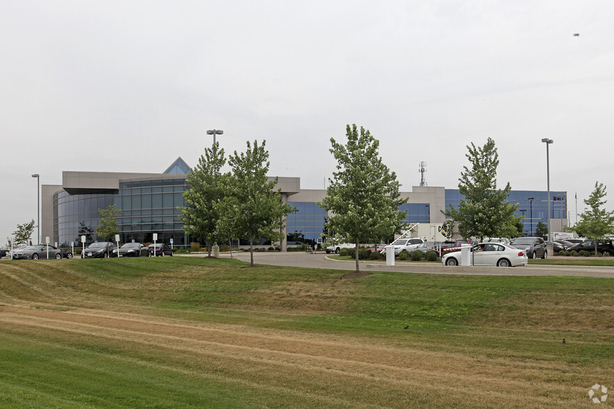 2655 Bristol Cir, Oakville, ON à louer - Photo de l’immeuble – Image 2 sur 2