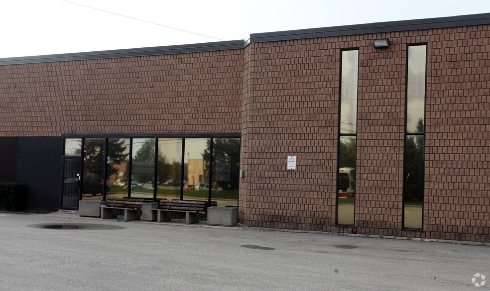 77-81 Saint Regis Cres, Toronto, ON à louer - Photo de l’immeuble – Image 3 sur 3