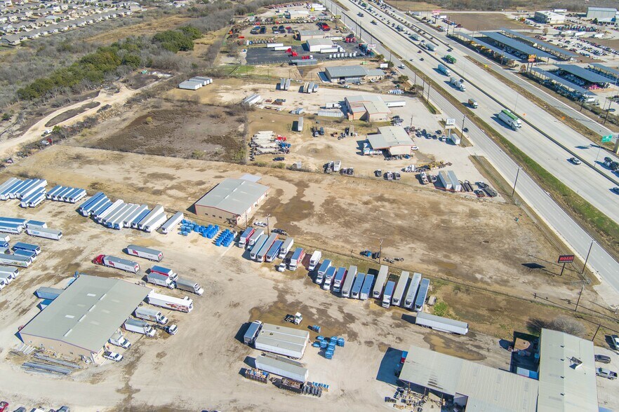 8823 E Interstate 10, Converse, TX à louer - Photo de l’immeuble – Image 3 sur 3