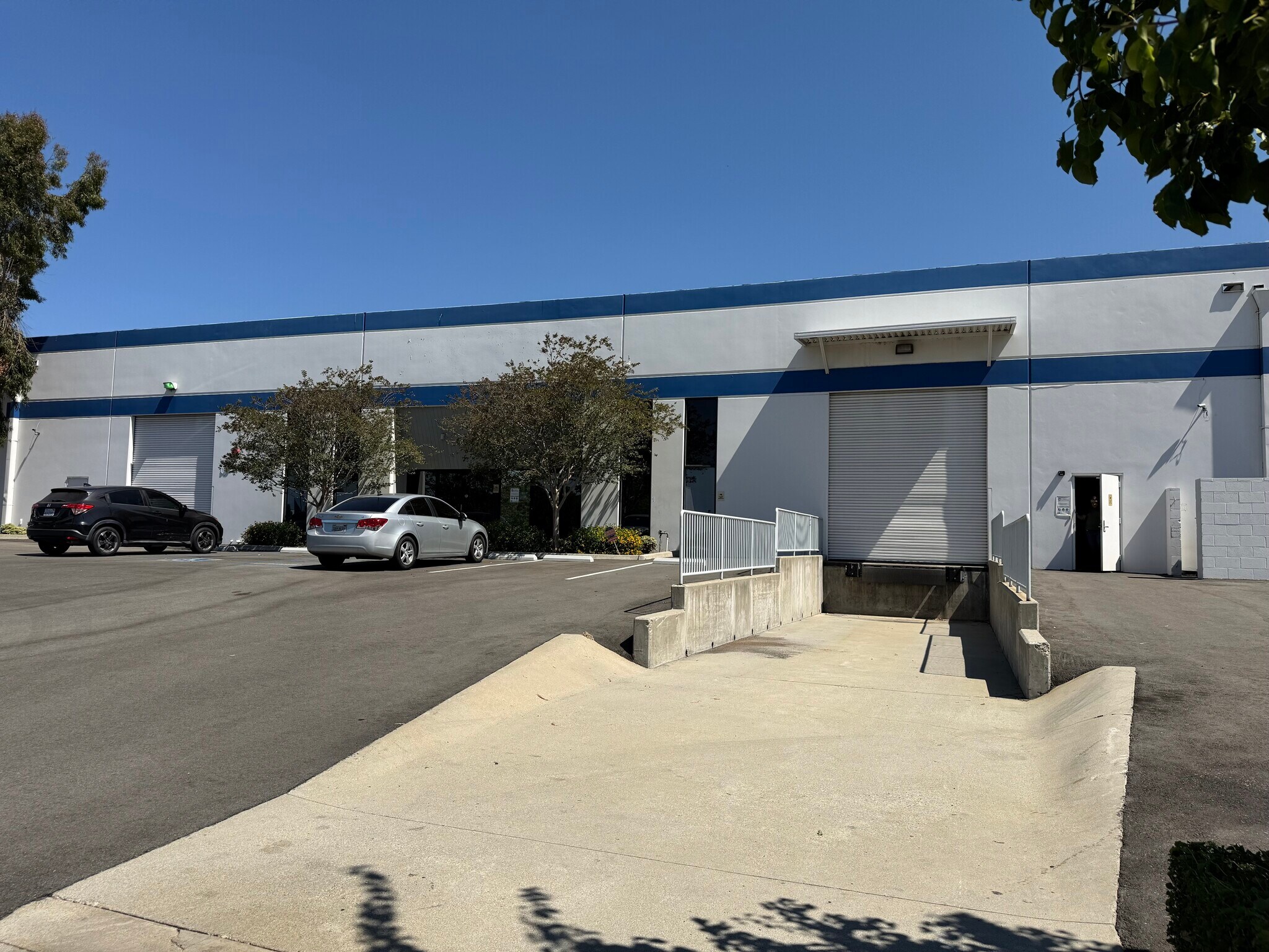 725 E Los Angeles Ave, Monrovia, CA à louer Photo de l’immeuble– Image 1 sur 7