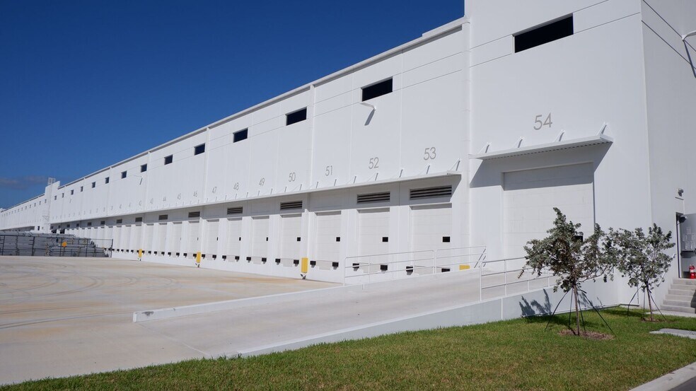 11230 NW 122nd St, Medley, FL à louer - Photo de l’immeuble – Image 3 sur 8