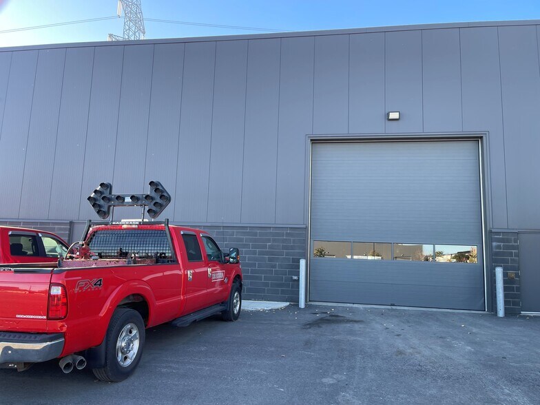 5995 Boulevard des Grandes-Prairies, Saint-leonard, QC à louer - Photo de l’immeuble – Image 3 sur 5