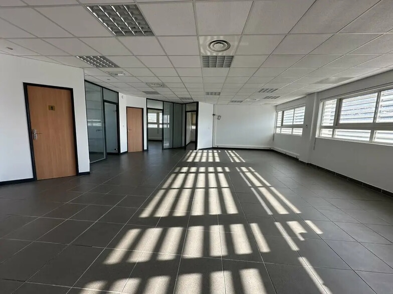 Bureau dans Nîmes à louer - Photo de l’immeuble – Image 1 sur 10