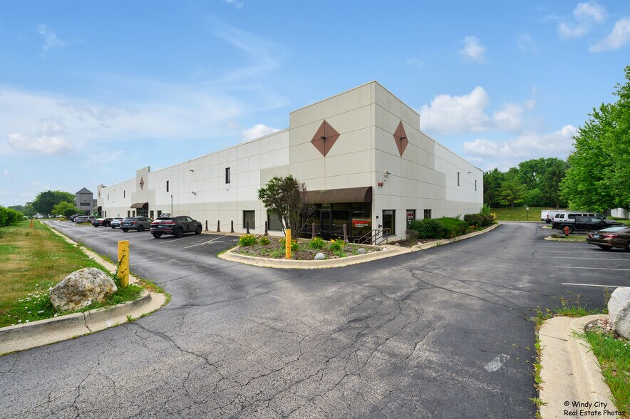 1355 Bowes Rd, Elgin, IL à vendre - Photo de l’immeuble – Image 2 sur 14