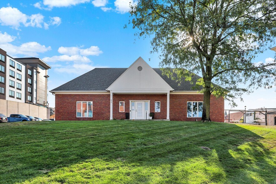615 Russell Ave, Indianapolis, IN à vendre - Photo de l’immeuble – Image 1 sur 87