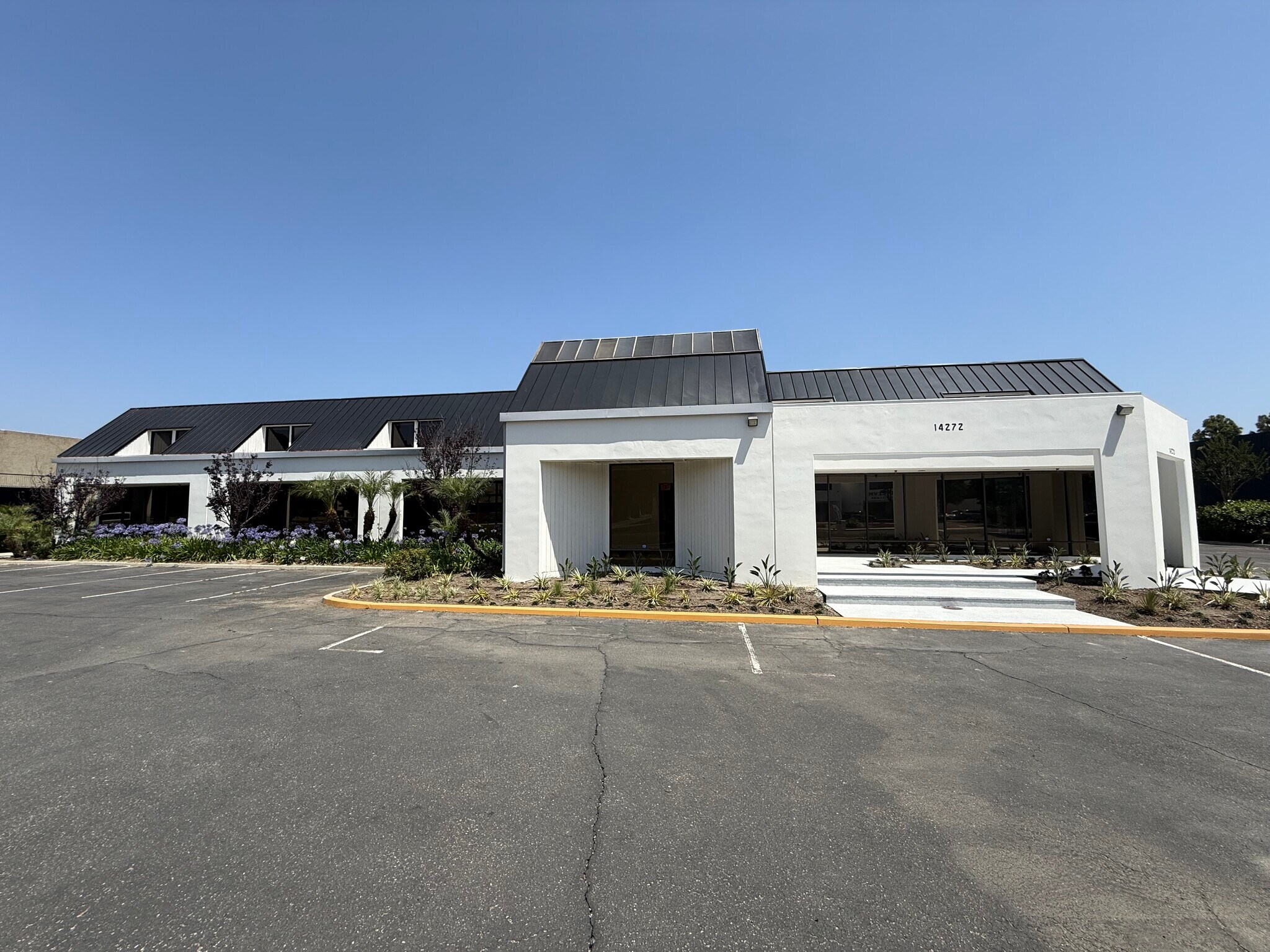 14272 Chambers Rd, Tustin, CA à louer Photo de l’immeuble– Image 1 sur 7