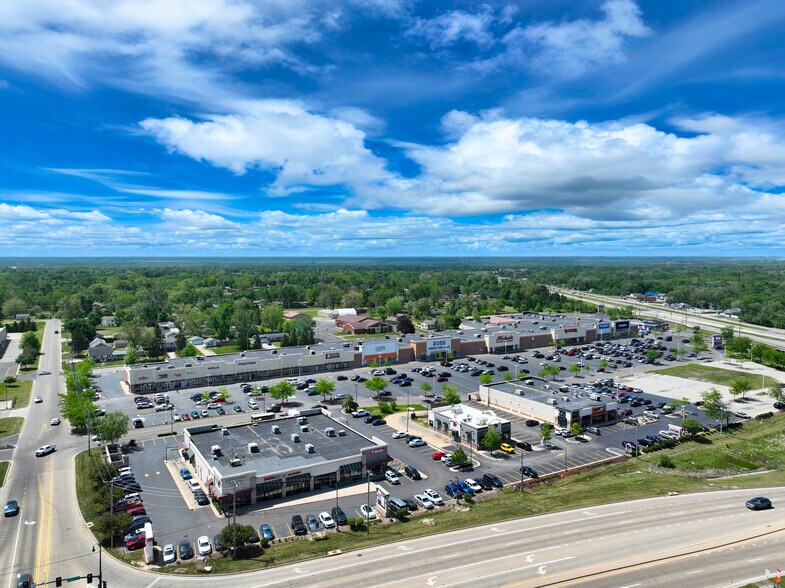 1017 W Lane Rd, Machesney Park, IL à louer - Photo de l’immeuble – Image 2 sur 5