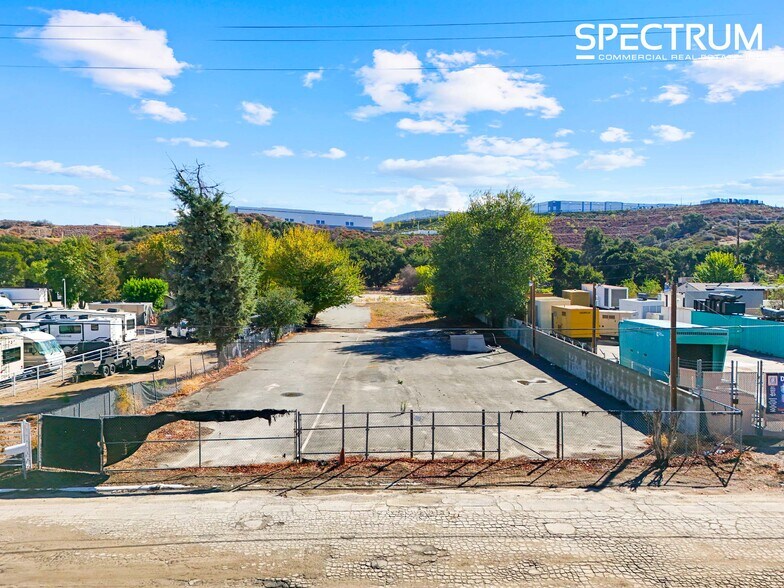 23642 Pine St, Santa Clarita, CA à vendre - Photo de l’immeuble – Image 2 sur 30