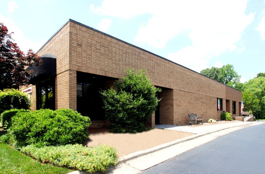 160 Charlois Blvd, Winston-Salem, NC à vendre - Photo de l’immeuble – Image 3 sur 12