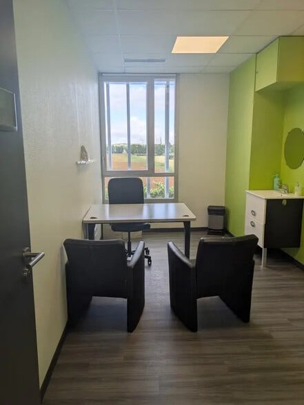 Bureau dans Bourgoin-Jallieu à louer - Photo de l’immeuble – Image 2 sur 7