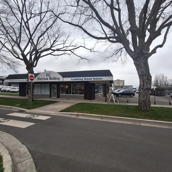 162 Harrison Av, Parksville, BC à louer - Photo de l’immeuble – Image 1 sur 1
