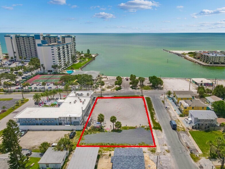 72nd Ave, Saint Pete Beach, FL à vendre - Photo de l’immeuble – Image 3 sur 14