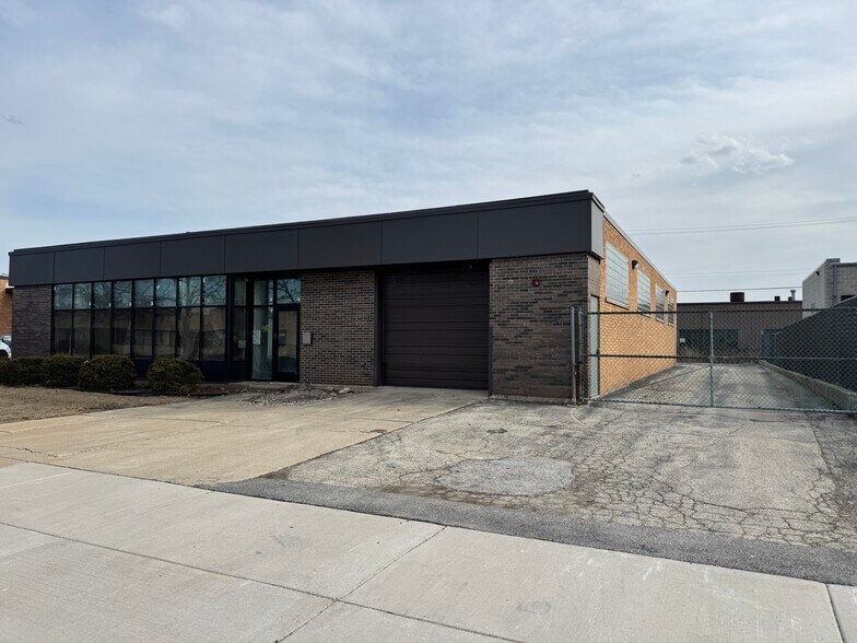 945 Criss Cir, Elk Grove Village, IL à louer - Photo principale – Image 2 sur 21