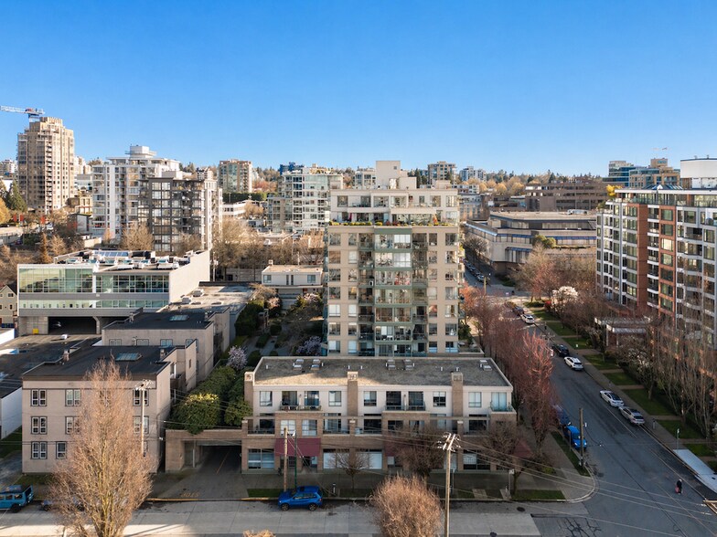 1672 6th Av W, Vancouver, BC à vendre - Aérien – Image 2 sur 8